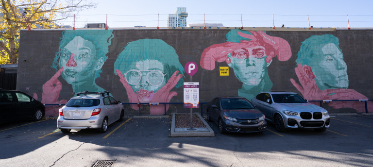From left to right. 4 portraits of separate people, the pink colour focus on each sense (smell, taste, sight and hearing) on turquoise-ish colours representing the faces.